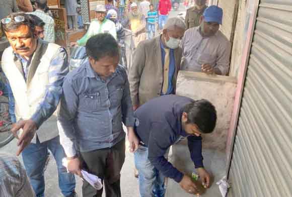 बकाया टैक्स जमा न करा पाने पर सात दुकानें सील