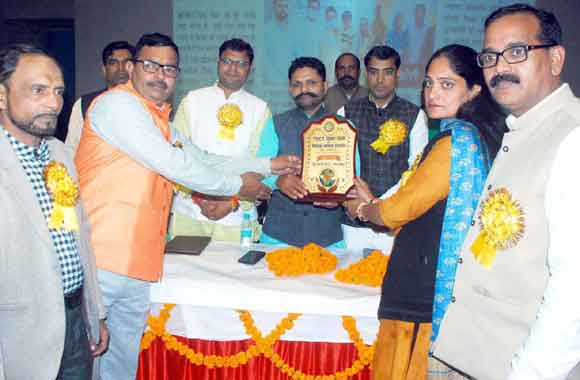उत्कृष्ट कार्य करने वाले शिक्षकों को किया सम्मानित