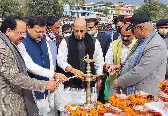 बिना नाम लि‍ए रक्षामंत्री ने पाक को चेताया, बोले- सर्जिकल और एयर स्ट्राइक से जवाब देना जानता है भारत