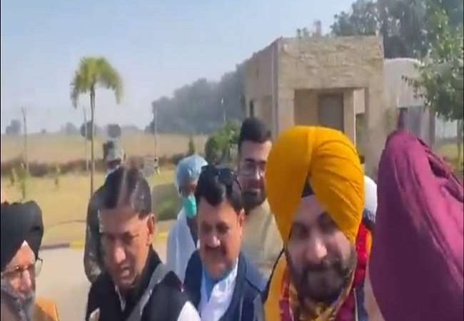 पाकिस्तान के करतारपुर पहुंचे सिद्धू ने इमरान खान को बताया ‘बड़ा भाई’, BJP ने कहा- ये हिंदुस्तानियों के लिए चिंता का विषय