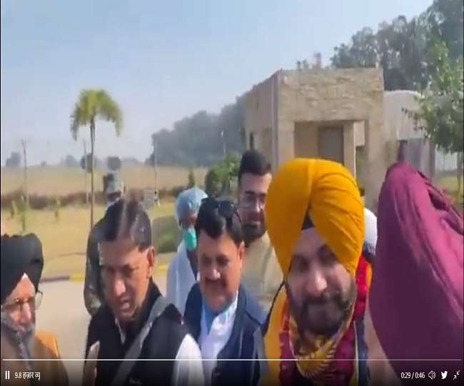 पाकिस्तान के करतारपुर पहुंचे सिद्धू ने इमरान खान को बताया ‘बड़ा भाई’, BJP ने कहा- ये हिंदुस्तानियों के लिए चिंता का विषय
