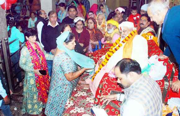 भजनों पर झूमने को मजबूर हुए श्रद्धालु