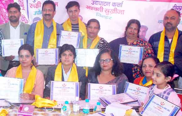 शिविर में विशेषज्ञ चिकित्सकों ने की नेत्रों की जांच