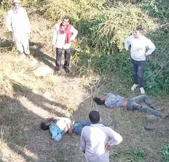 अनियंत्रित होकर खाई में गिरी बाइक, तीन युवकों की मौत