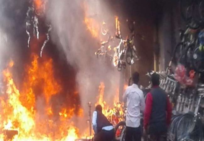 मेरठ के मवाना में मोबिल आयल की दुकान में लगी भीषण आग, तीन लोगों की मौत