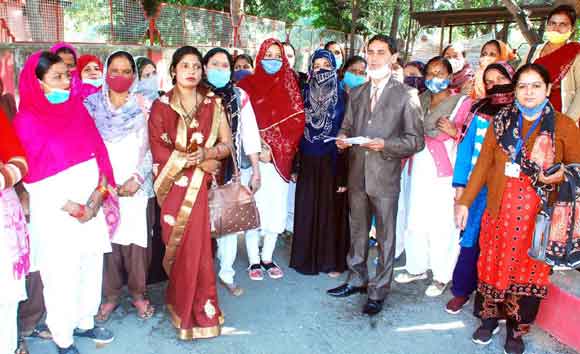 विभिन्न मांगों को लेकर आशाओं ने मंडलायुक्त को सौंपा ज्ञापन