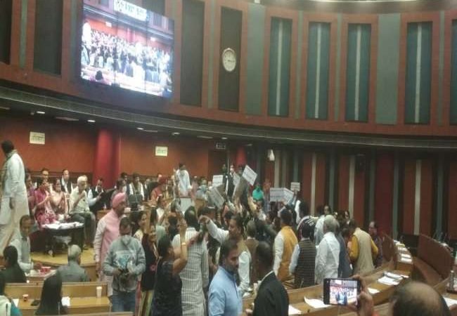 निगम की सदन की बैठक में जोरदार हंगामा, AAP विधायक व भाजपा पार्षद के बीच हाथापाई