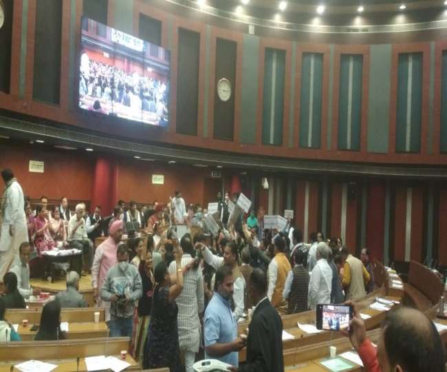 निगम की सदन की बैठक में जोरदार हंगामा, AAP विधायक व भाजपा पार्षद के बीच हाथापाई