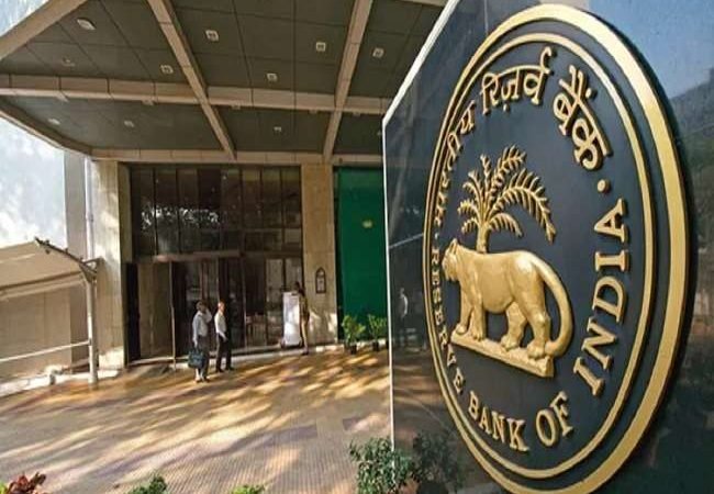 बैंक में जमा आपकी गाढ़ी कमाई सेफ है कि नहीं तो जाकर पहले चेक करें उसका लाइसेंस : RBI