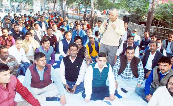 विभिन्न मांगों को लेकर जिला मुख्यालय पर गरजे डिप्लोमा इंजीनियर, दिया धरना