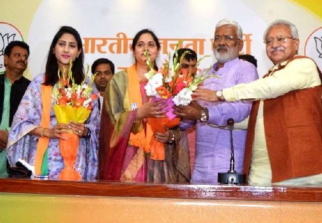 अपने-अपने दल में बगावत कर चुकीं कांग्रेस विधायक अदिति सिंह व बसपा विधायक वंदना सिंह भाजपा में शामिल