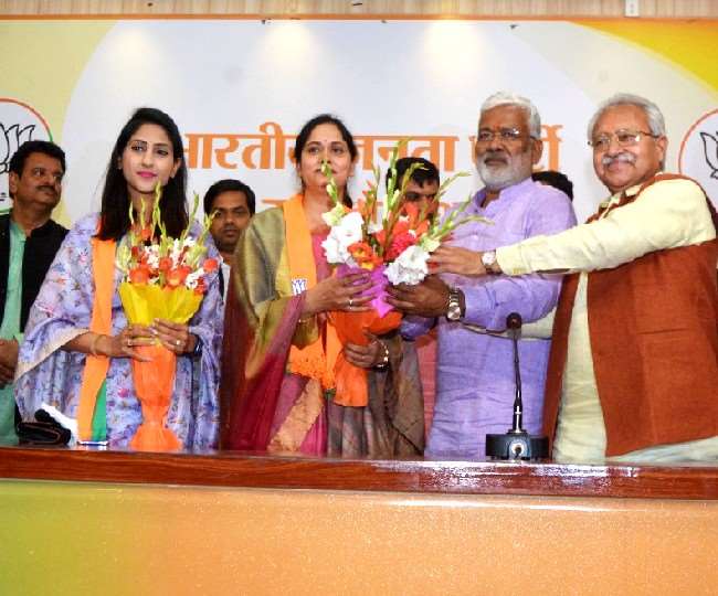 अपने-अपने दल में बगावत कर चुकीं कांग्रेस विधायक अदिति सिंह व बसपा विधायक वंदना सिंह भाजपा में शामिल