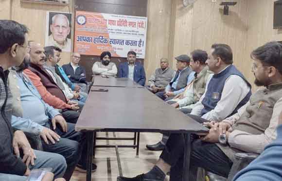 वित्तमंत्री से की जीएसटी की बढ़ी दरें वापस लेने की मांग