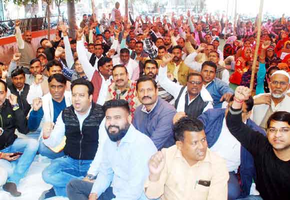 पुरानी पेंशन बहाली समेत विभिन्न मांगों को लेकर गरजे शिक्षक व कर्मचारी