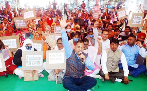 मेडिकल कालेज में उच्चस्तरीय चिकित्सा सुविधा मुहैया कराने की मांग को लेकर सौंपा ज्ञापन