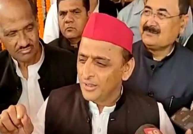 आजमगढ़ पहुंचे अखिलेश यादव ने कहा – ‘शिवपाल आएं तो समाजवादी पार्टी में पूरा सम्मान’