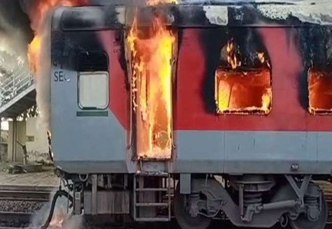 दुर्ग सुपरफास्ट एक्सप्रेस के चार एसी कोच में आग, हेतमपुर स्‍टेशन पर रोका