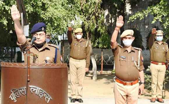 एसएसपी ने दिलाई संविधान का पालन करने की शपथ