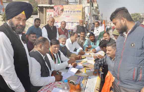 कांग्रेस के शिविर में 475 लोगों ने ग्रहण की पार्टी की सदस्यता