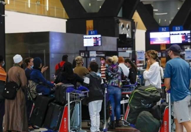 बेंगलुरु में दो दक्षिण अफ्रीकी नागरिकों के कोरोना संक्रमित मिलने से हड़कंप, विदेशी यात्रियों को लेकर राज्‍य सरकारों ने उठाए कदम