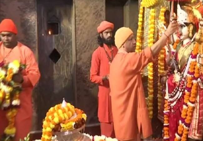 सीएम योगी आदित्यनाथ ने मां पाटेश्वरी मंदिर में की पूजा, आज गोंडा को देंगे बड़ा तोहफा