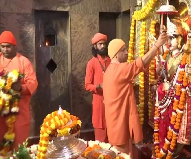 सीएम योगी आदित्यनाथ ने मां पाटेश्वरी मंदिर में की पूजा, आज गोंडा को देंगे बड़ा तोहफा