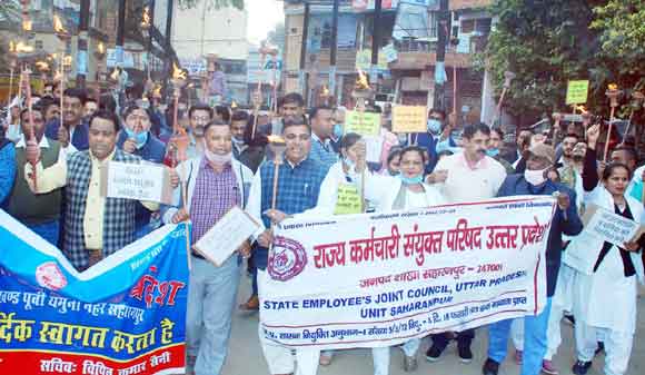मांगों को लेकर कर्मचारियों ने निकाला मशाल जुलूस
