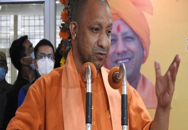 सीएम योगी आद‍ित्‍यनाथ ने सपा-बसपा पर कसा तंज, कहा- पहिये लगे होते तो मेडिकल कालेज भी बेच देते