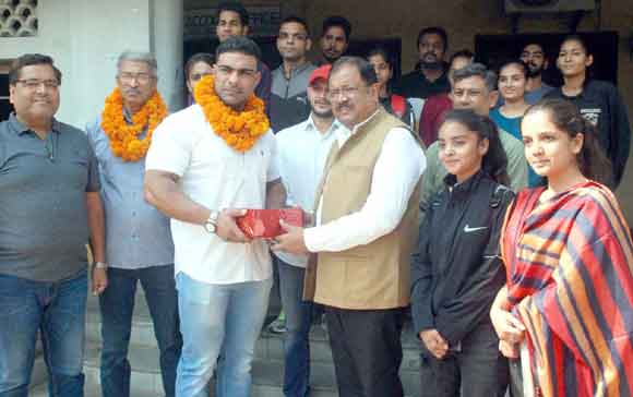 पदक विजेता खिलाड़ी का किया सम्मान