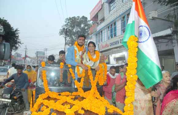 पदक जीतने पर क्षेत्रवासियों ने खिलाड़ी के समर्थन में निकाली रैली