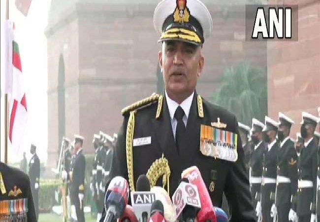 एडमिरल हरि कुमार बने नए नौसेना प्रमुख, सभी के सामने मां के छुए पैर; लिया आर्शीवाद