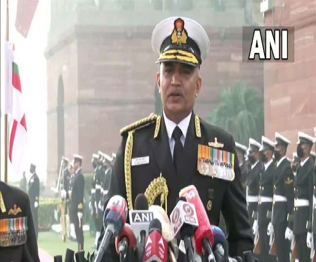 एडमिरल हरि कुमार बने नए नौसेना प्रमुख, सभी के सामने मां के छुए पैर; लिया आर्शीवाद