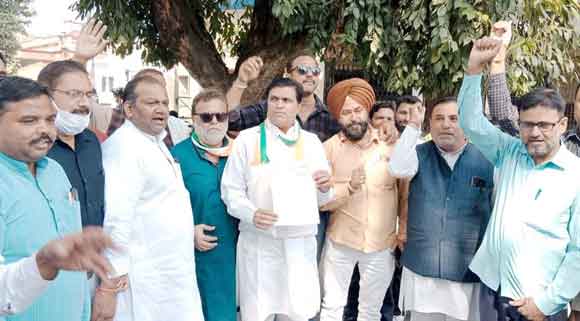 खाद की किल्लत को लेकर जिला मुख्यालय पर गरजे कांग्रेस कार्यकर्ता