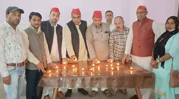 दीपक जलाकर लखीमपुर खीरी के मृतकों को दी श्रद्धांजलि