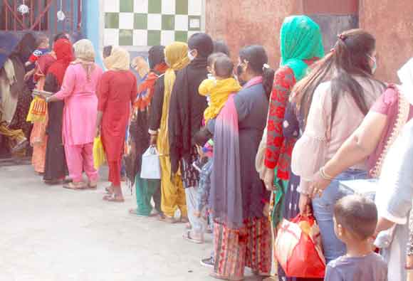 जिला कारागार पहुंचकर बहनों ने भाइयों के माथे पर किया तिलक