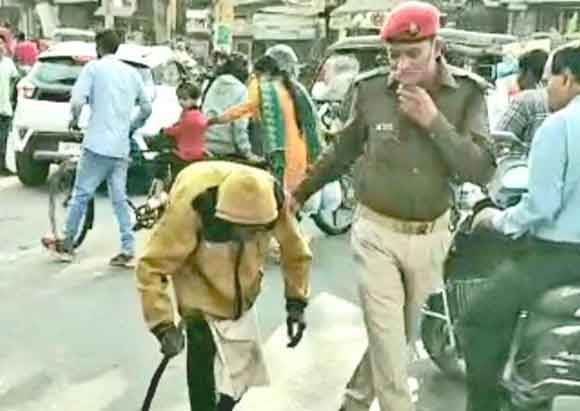 ट्रैफिक पुलिस अपनी ड्यूटी के साथ-साथ मानवता का फर्ज भी निभा रही है