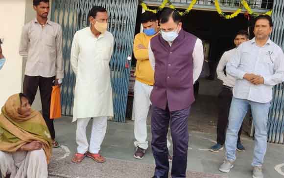 अनुपस्थित डाक्टर एवं कर्मचारियों के विरूद्ध विभागीय कार्यवाही तथा एक दिन का वेतन रोकने के निर्देश – मुख्य विकास अधिकारी