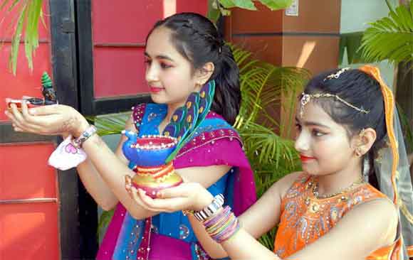 दून वैली स्कूल में धनतेरस त्यौहार के अवसर पर दीपावली समारोह का आयोजन