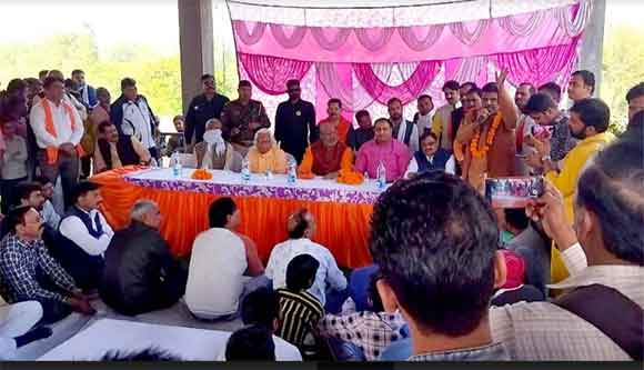 स्काउट गाइड सेंटर के निर्माण को लेकर गांव केन्दकी में हुई हिन्दू संगठनो की पंचायत