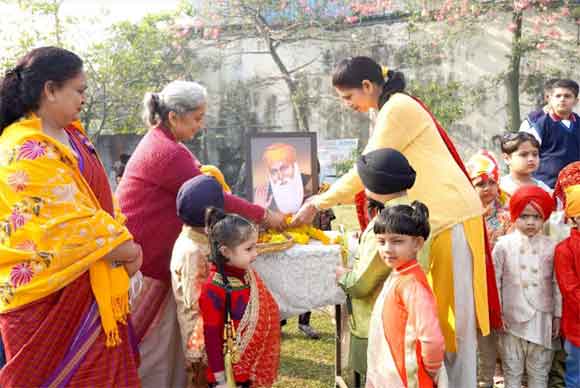 दून वैली पब्लिक स्कूल में गुरू श्री नानक देव की जयन्ती पर नन्हे मुन्हो ने प्रस्तुत किया शानदार कार्यक्रम