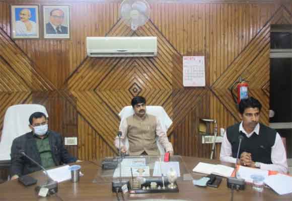 अन्तिम साल के छात्रों को पहले टेबलेट एवं स्मार्ट फोन का वितरण किया जाएगा – जिलाधिकारी