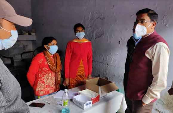 मण्डलायुक्त ने सामुदायिक स्वास्थ्य केन्द्र, रामपुर मनिहारान का किया औचक निरीक्षण
