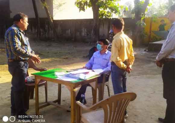 जिला मजिस्ट्रेट ने कई मतदेय स्थलों का निरीक्षण कर निर्वाचक नामावलियों के विशेष अभियान की गहन समीक्षा की