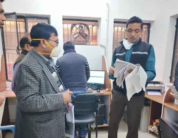 मण्डलायुक्त द्वारा किया गया तहसील नकुड का औचक निरीक्षण