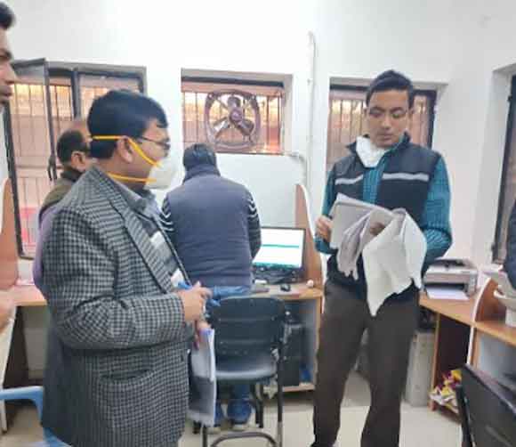 मण्डलायुक्त द्वारा किया गया तहसील नकुड का औचक निरीक्षण
