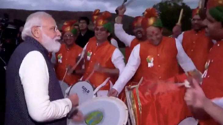 ग्लास्गो से स्वदेश रवाना हुए पीएम मोदी, ढोल पर लगाई थाप