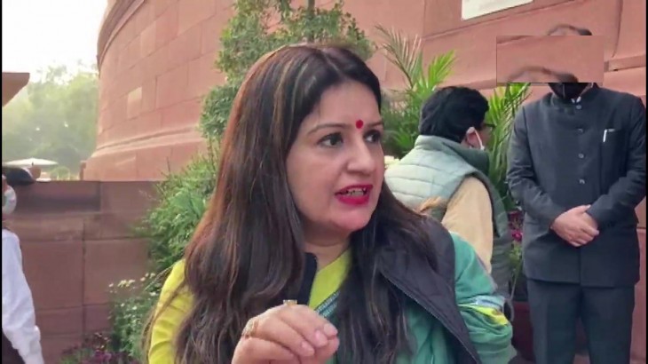 निलंबित सांसद बोले-CCTV फुटेज देखें, पुरुष मार्शल महिला सांसदों को पीट रहे थे