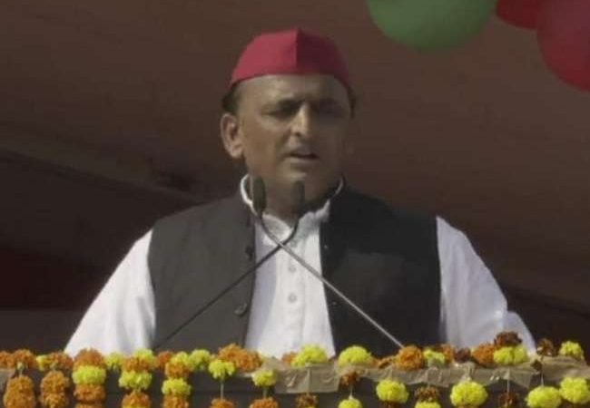 बांदा में अखिलेश बोले- झूठे सपने दिखाने वालों को दिखाएं बाहर का रास्ता, इनका विकास तो नाम बदलने में