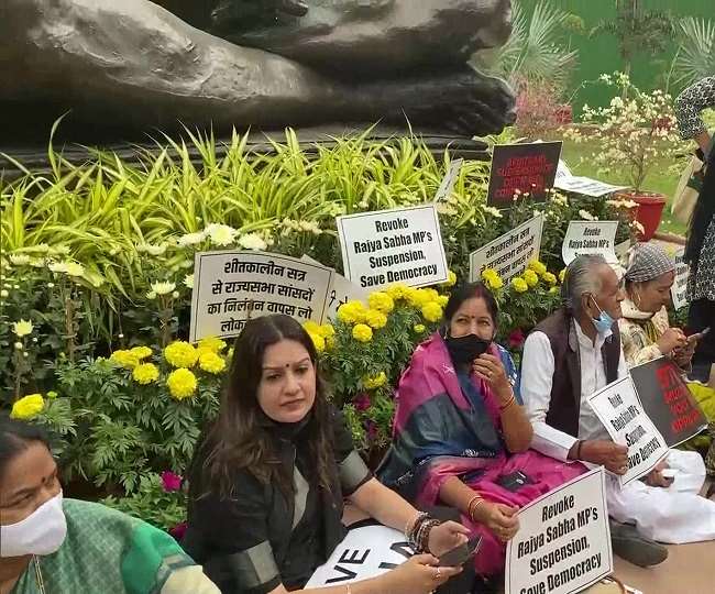 शीतकालीन सत्र 2021: निलंबन के मुद्दे पर संसद के अंदर और बाहर गतिरोध, धरने पर बैठे निलंबित सदस्य