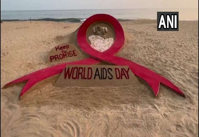 सैंड आर्टिस्ट ने बनाई खूबसूरत कलाकृति, सिलिगुड़ी में HIV से मरने वालों को कैंडल जला दी गई श्रद्धांजलि